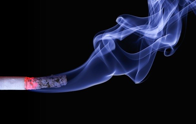 hořící cigareta